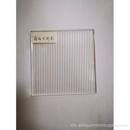 Kaca cermin dengan corak